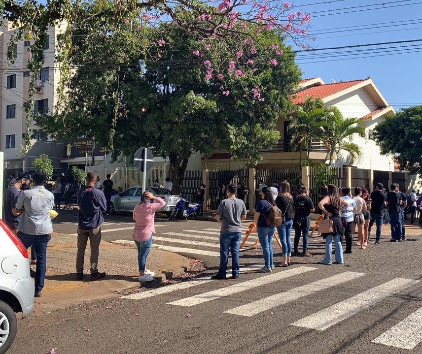 Com poucas doses e depois de dias de interrupção, Maringá retoma vacinação