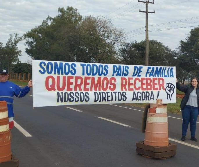 Operários se manifestam na PR-317 reivindicando salários e encargos