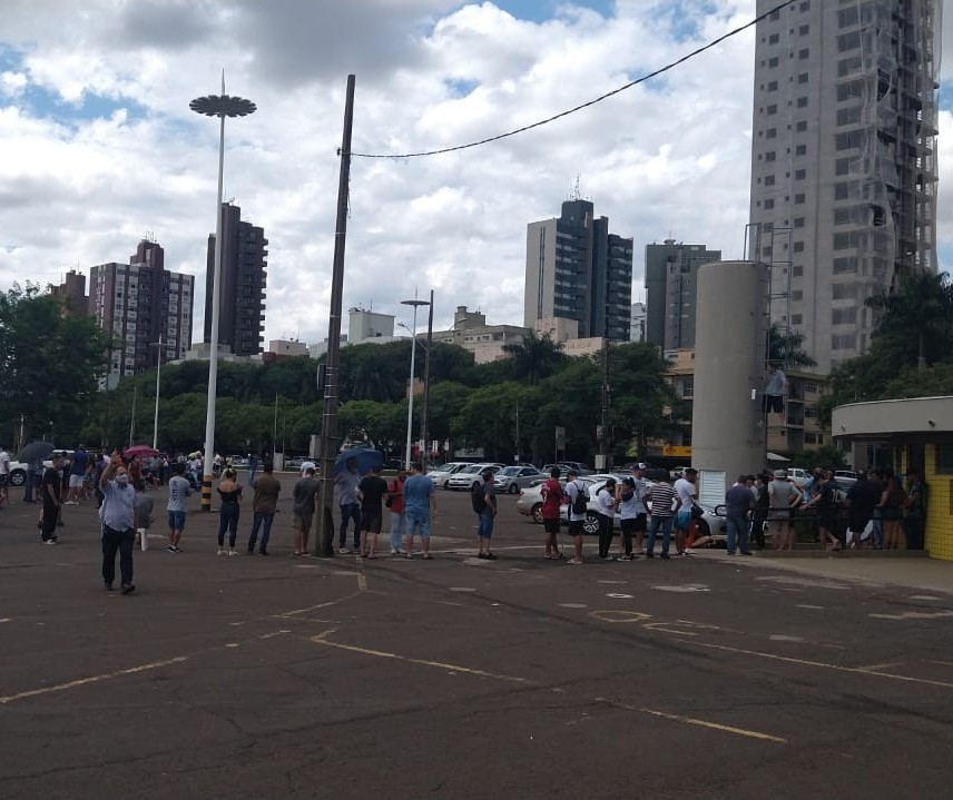 Torcedores formam longa fila para comprar ingresso para jogo desta quarta-feira (30)