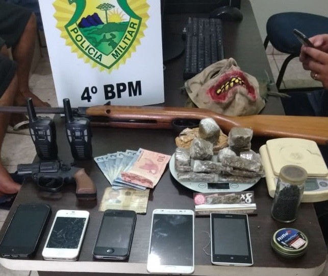 PM apreende drogas, simulacros de arma de fogo e máscara de monstro