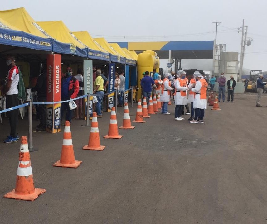 Caminhoneiros recebem orientação sobre a Covid-19