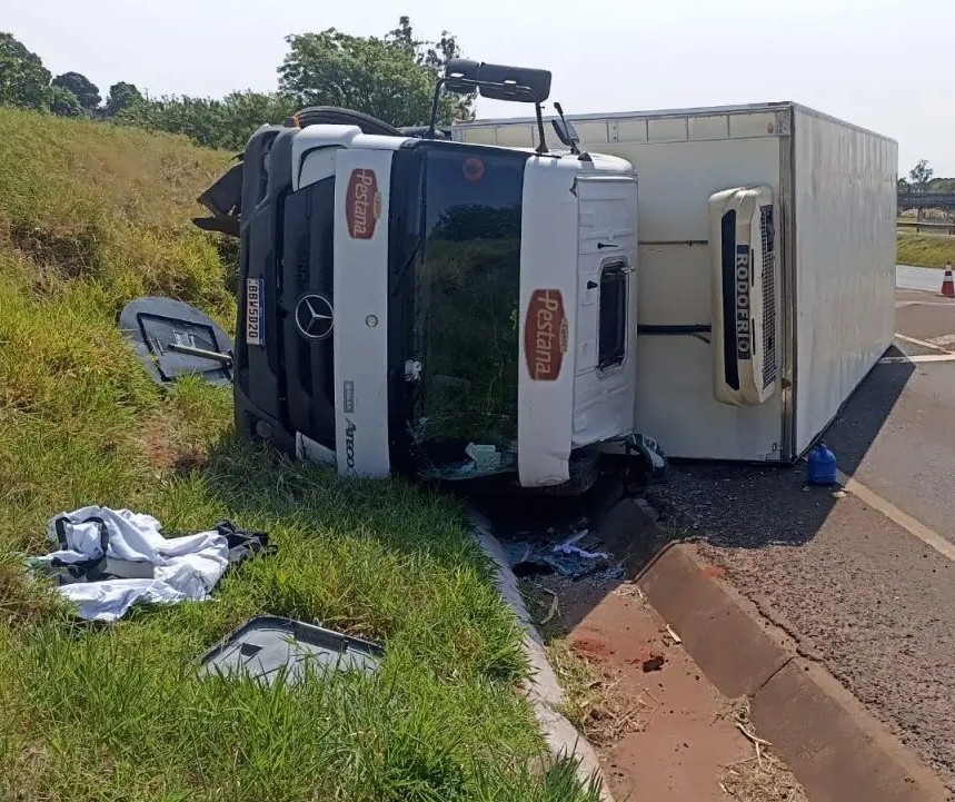 Caminhão com 16 toneladas de carne tomba na região