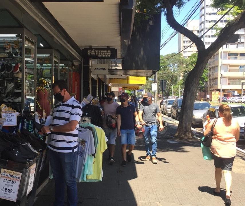 Lojas de rua estão cheias neste sábado (19) em Maringá