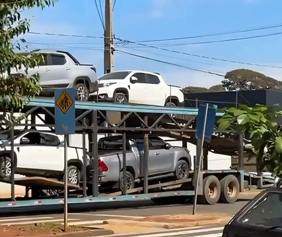 Policiais do Pelotão de Choque apreendem caminhão-cegonha com veículos roubados