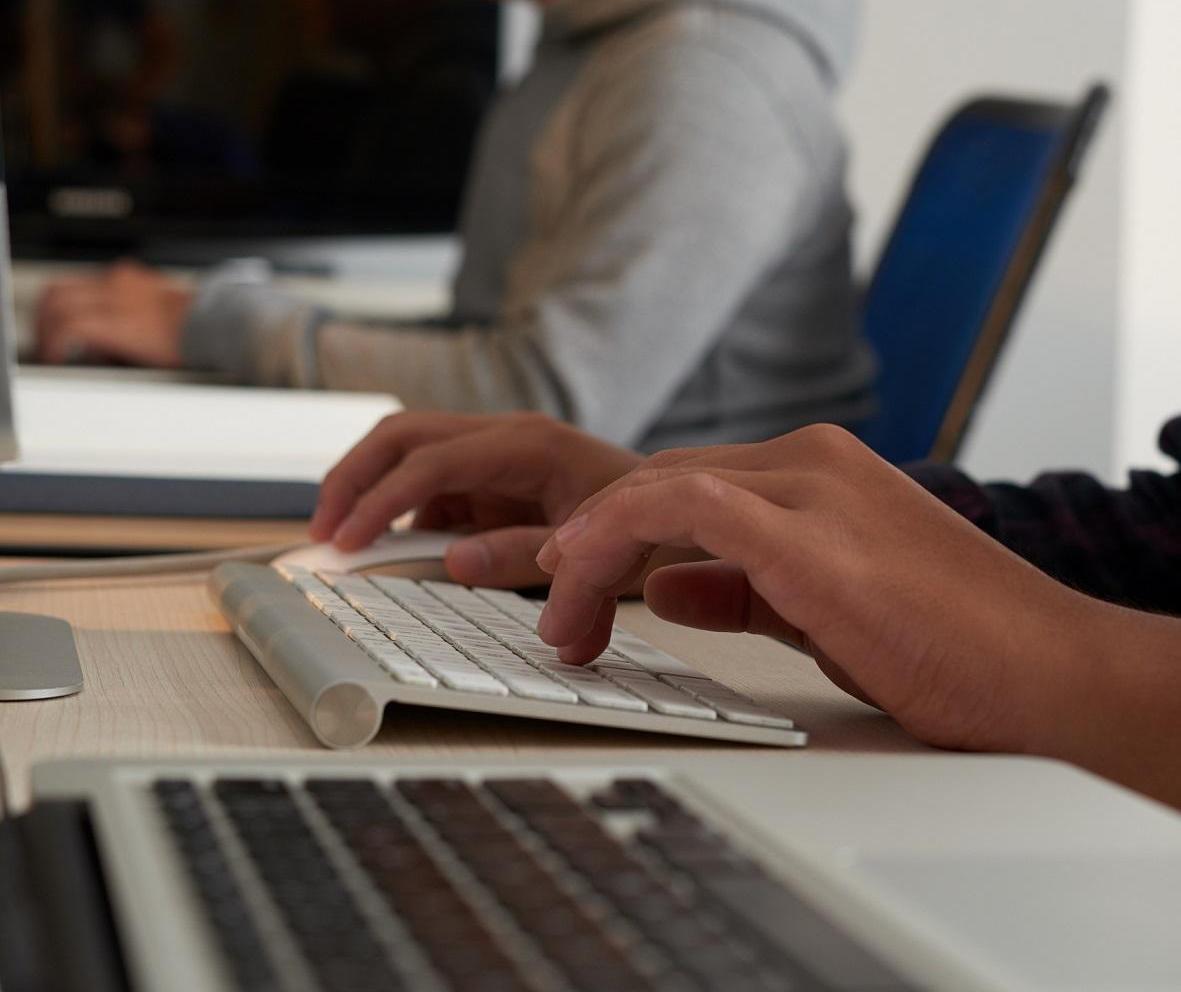 Entenda como os vínculos sociais preservam o bem-estar no trabalho