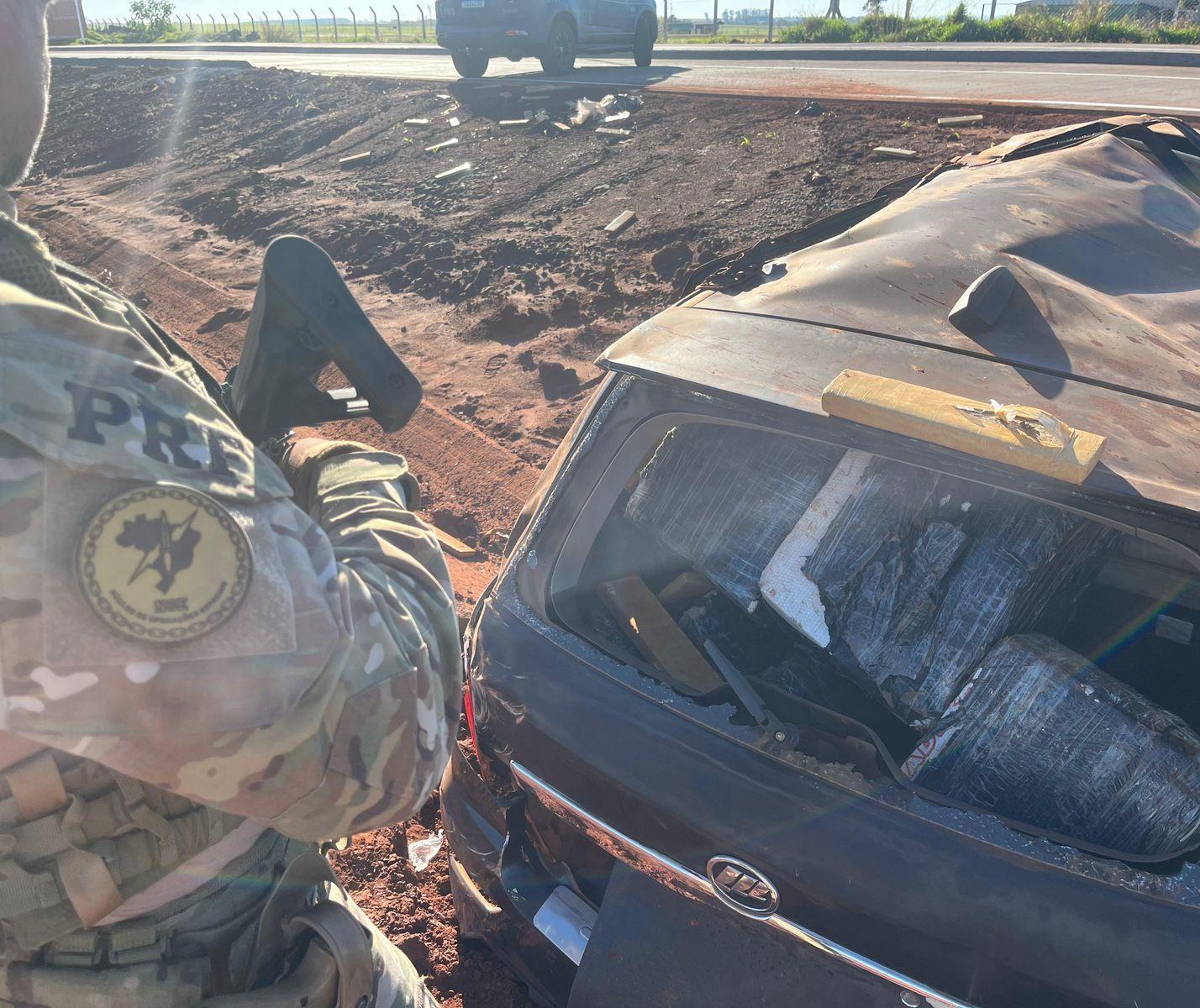Caminhonete com maconha capota e carga se espalha na rodovia