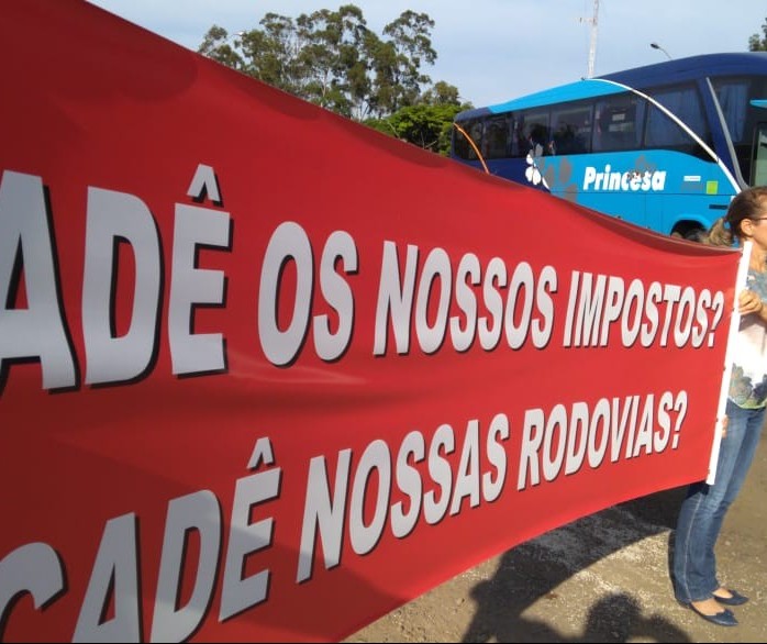 Moradores protestam pedindo recuperação de rodovias