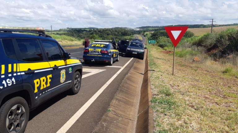 Após fugir pela contramão, carro é apreendido com mais de meia tonelada de drogas