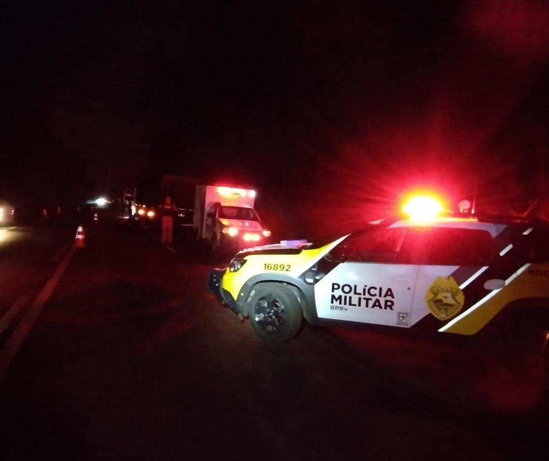 Motociclista bate em caminhão parado na rodovia e morre