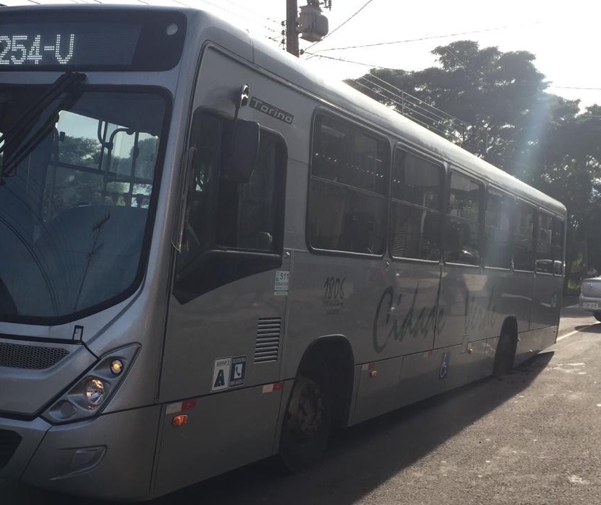 Asfalto cede e dois ônibus ficam presos em buraco