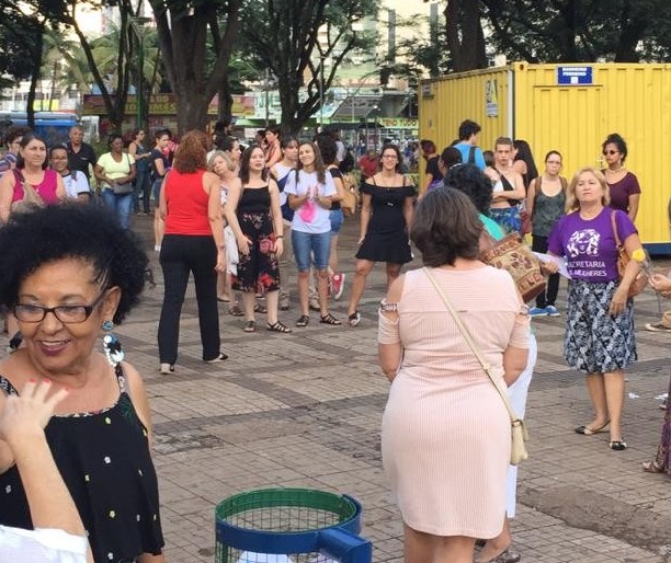 Mulheres fazem ato para mostrar  luta delas