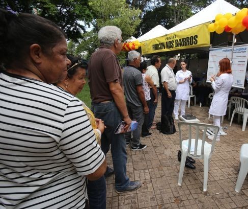 População tem serviços gratuitos de beleza e saúde na praça Napoleão