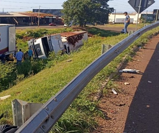 Caminhão carregado com carnes tomba na entrada de Maringá