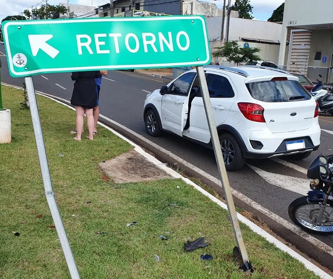 Vídeo: Motociclista arranca placa de sinalização em Maringá ao se envolver em acidente