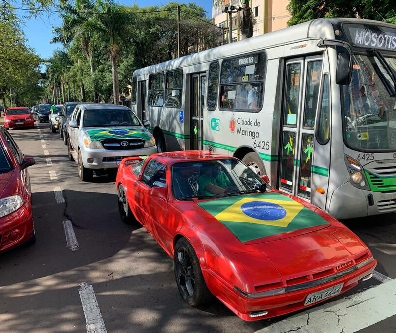 Carreata pede reabertura do comércio em Maringá 