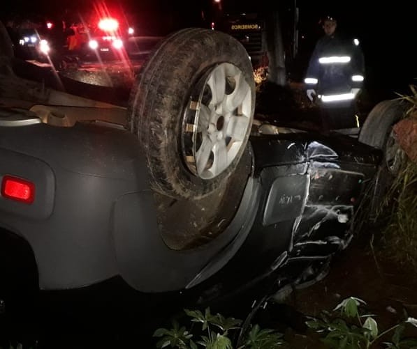 Mulher de 26 anos morre após colidir carro contra poste e capotar, na PR-552