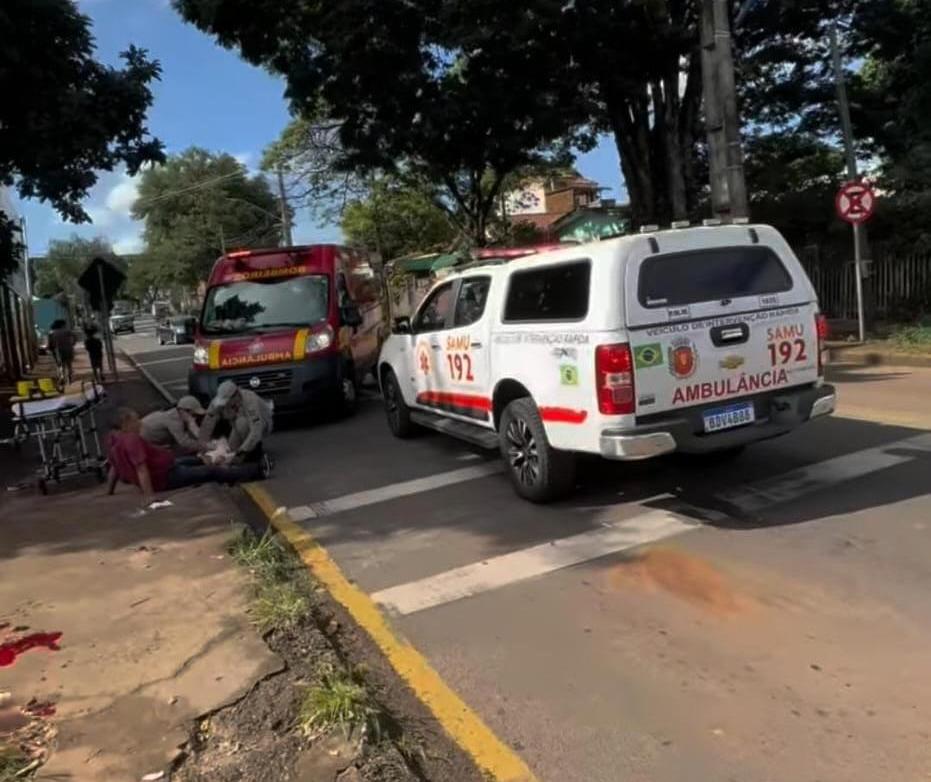 Motociclista é atingido por trem em cruzamento urbano