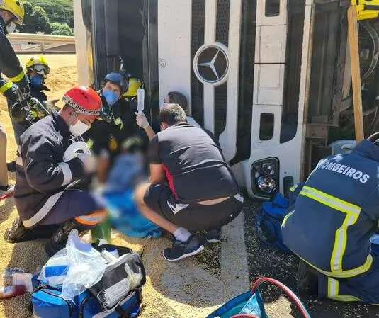 Carreta tomba e motorista fica preso às ferragens em Mandaguaçu