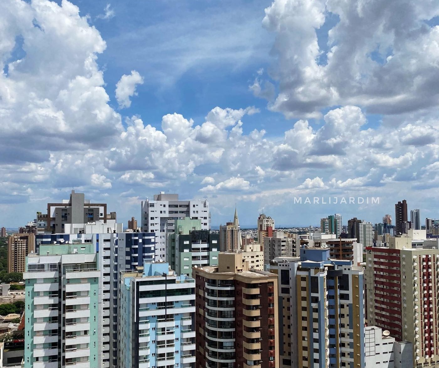 Com sol aparecendo entre poucas nuvens, Maringá tem sexta-feira de tempo estável e quente