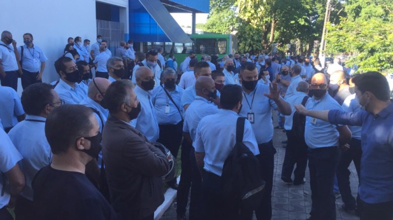 Motoristas se concentram na porta da garagem da TCCC