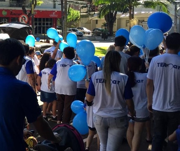 Caminhada ao redor do Parque do Ingá pede conscientização sobre autismo