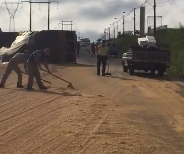 Caminhão carregado com soja tomba no Contorno Sul