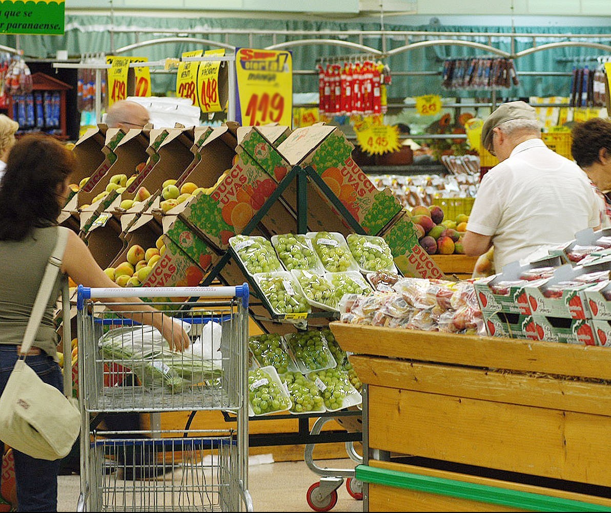 Na polêmica dos supermercados, pesquisas reforçam argumentos dos dois lados da questão