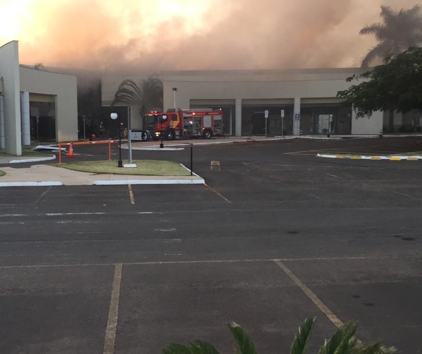 Fogo já destruiu grande parte do shopping atacadista 