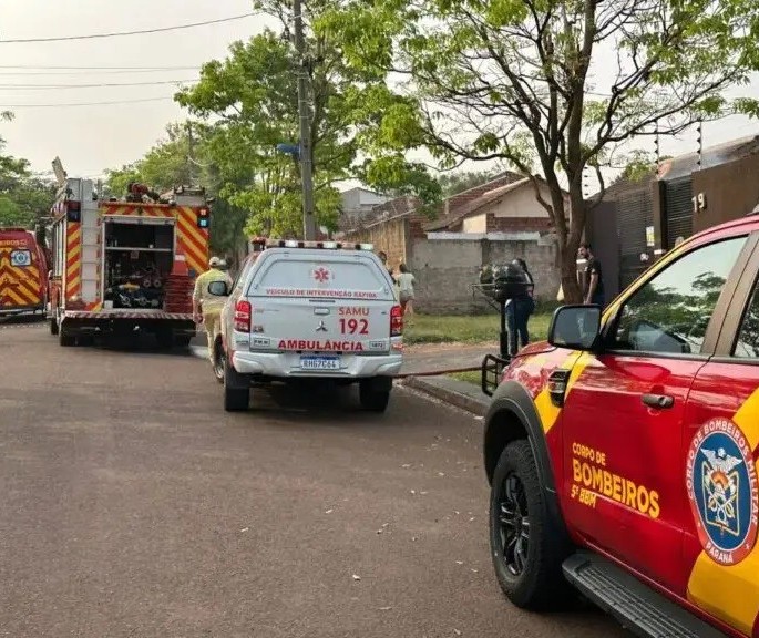 Morre mulher resgatada após incêndio a residência; filho dela segue internado em estado grave