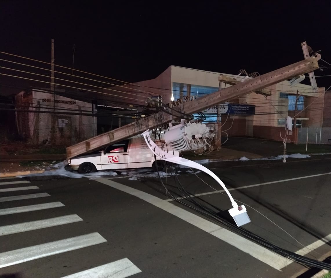 Carro bate e derruba poste na Avenida Carlos Borges