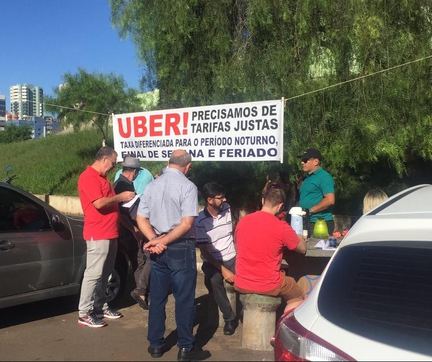 Motoristas financiaram carro novo e agora não conseguem pagar prestação