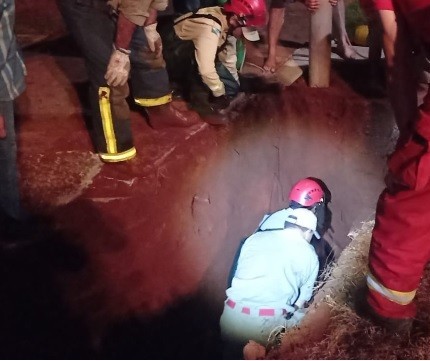 Imagens mostram resgate de criança que caiu em buraco em Mamborê 