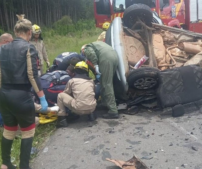 Grave acidente deixa três mortos, entre eles um bebê, na BR-277