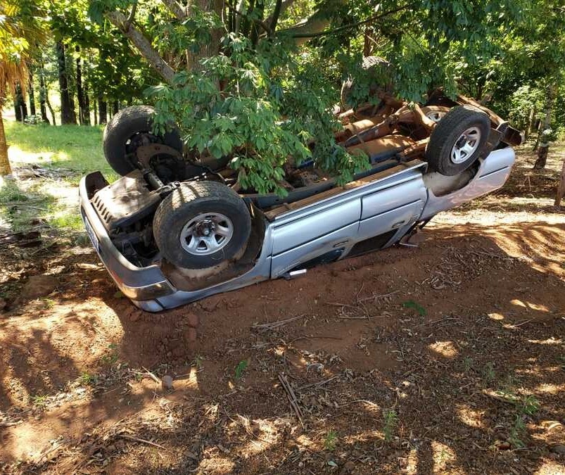 Homem é socorrido em estado grave após capotar carro na Estrada Pinguim, em Maringá