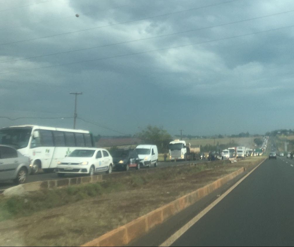 Congestionamento de 6 km na BR-376