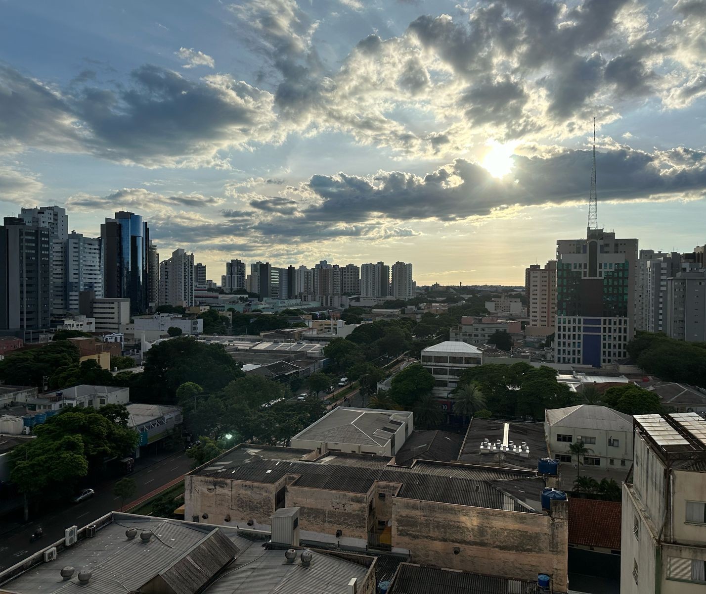 Sem chuva prevista, segunda-feira (11) será de calor intenso em Maringá