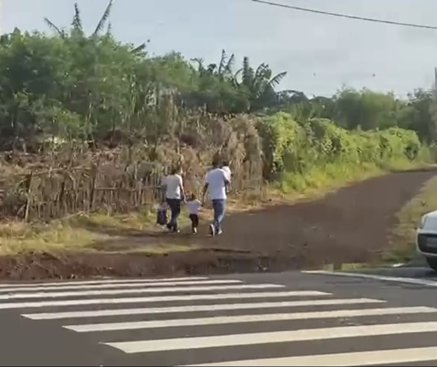 Manifestantes pedem asfalto e iluminação na Avenida Valdecir de Brito