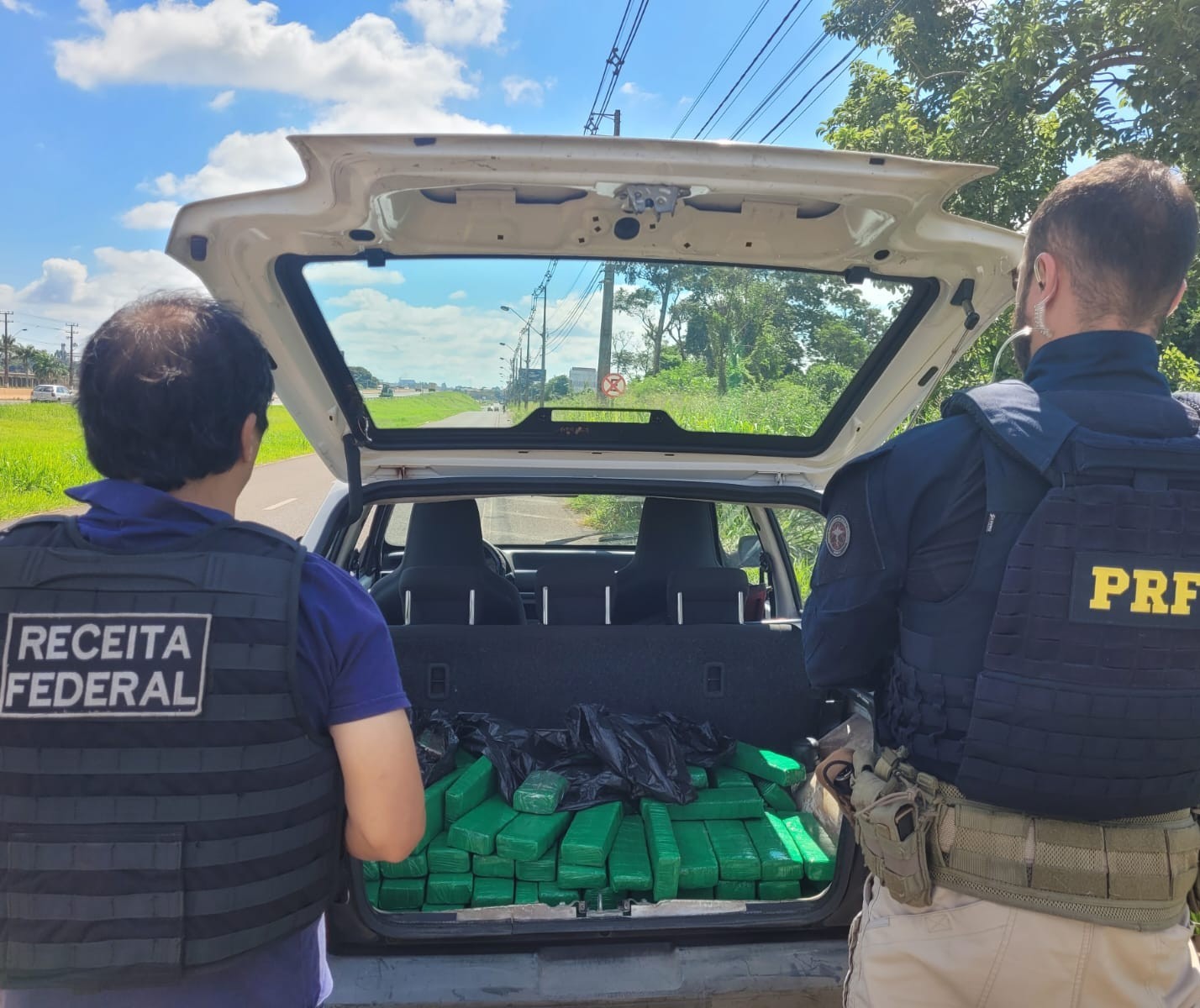 Veículo com mais de 100 kg de maconha é apreendido em Maringá