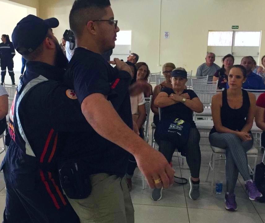 Samu e bombeiros ensinam a manobra de Heimlich