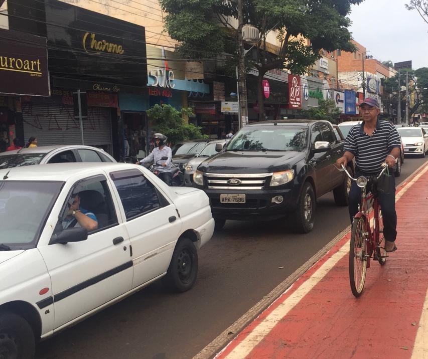 Muita gente hoje em dia só vai ao centro de Maringá de bicicleta