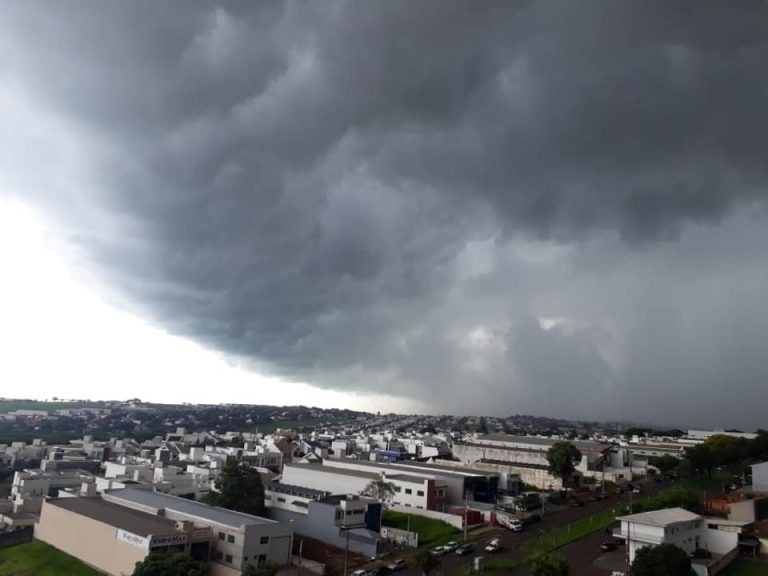 Domingo deve ser de chuva em Maringá