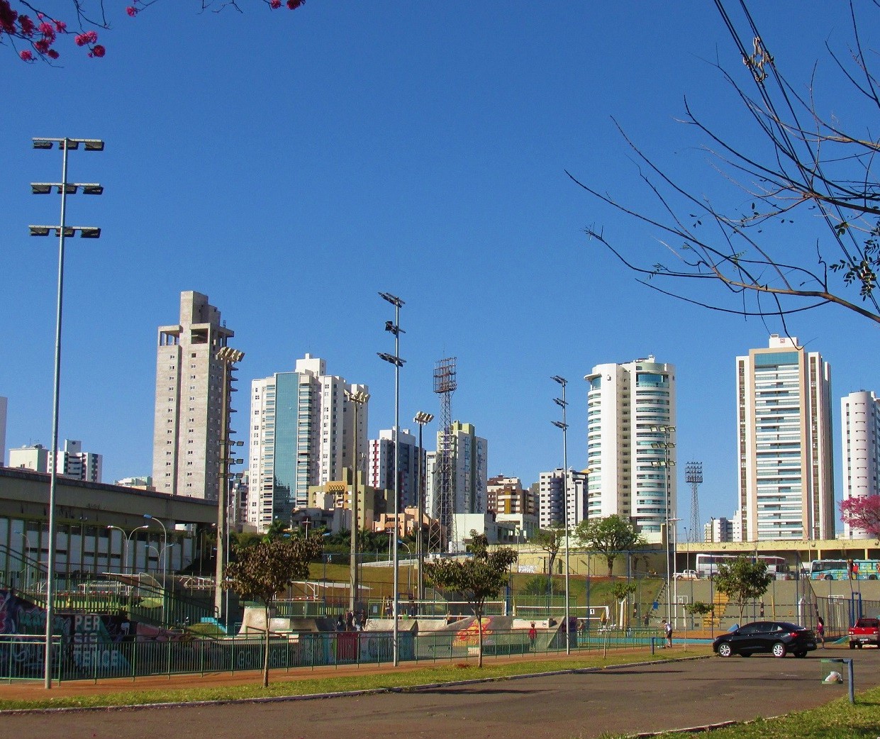 Sexta-feira (2) de céu limpo em Maringá; calor acentua no fim de semana