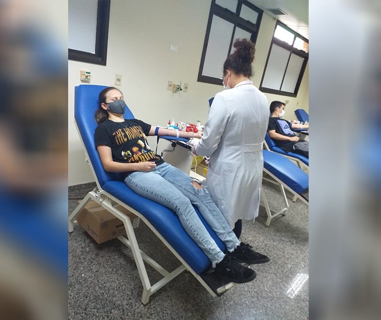 Calouros arrecadam alimentos e doam sangue no Hospital do Câncer de Maringá