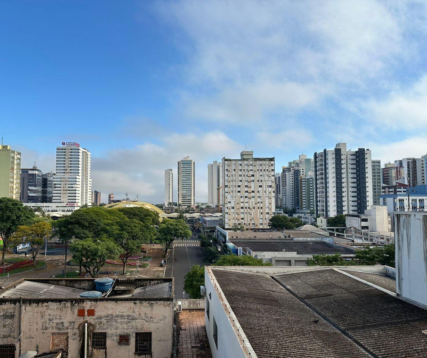 Quinta-feira (30) terá variação de nuvens e chance de chuva em Maringá