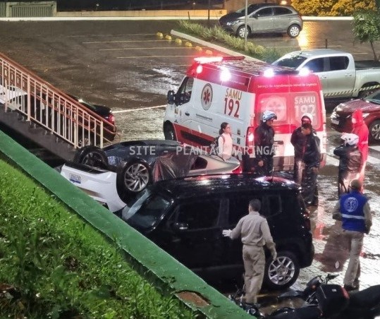 Carro com três estudantes cai de estacionamento de universidade em Maringá e atinge 2 veículos