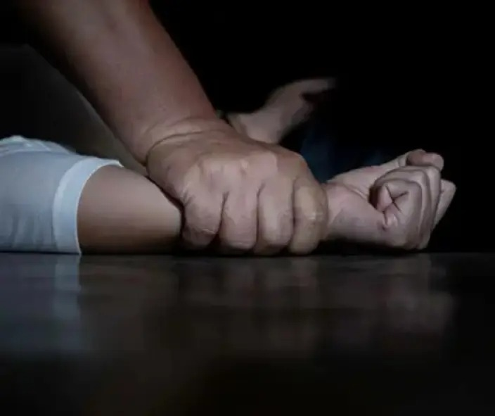 Servidor público é preso por abuso sexual contra enteada de oito anos