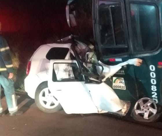 Quatro pessoas morrem em acidente entre carro e ônibus