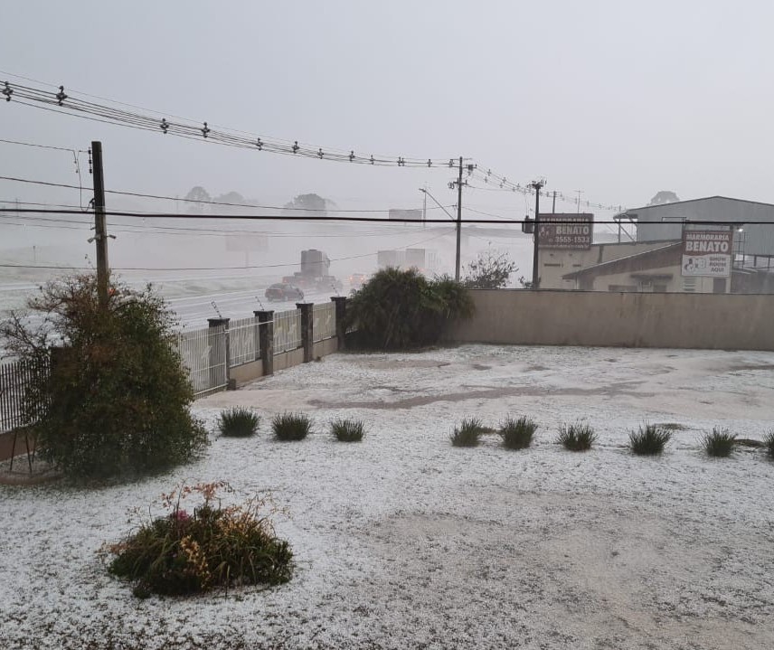 Chuva de granizo atinge Curitiba e região metropolitana nesta segunda-feira (16)