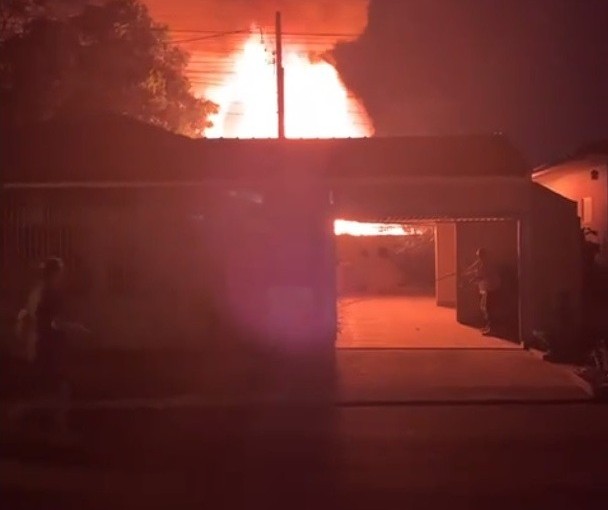 Incêndio destrói casa de madeira na Zona 8