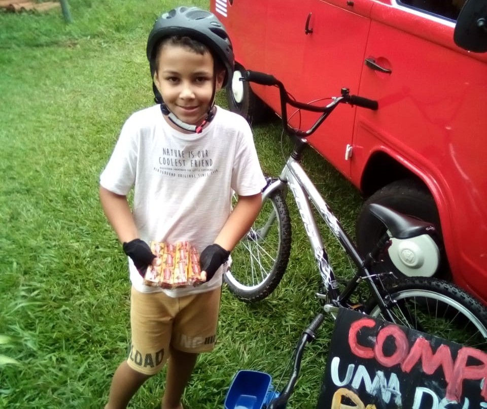 Vendendo paçocas, maringaense de 8 anos arrecada R$ 2 mil e compra bicicleta